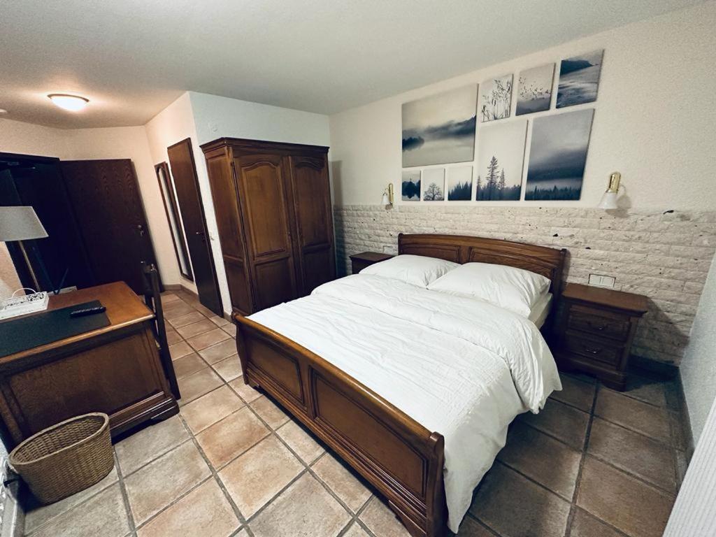 סארלואי Hotel Zur Linde מראה חיצוני תמונה