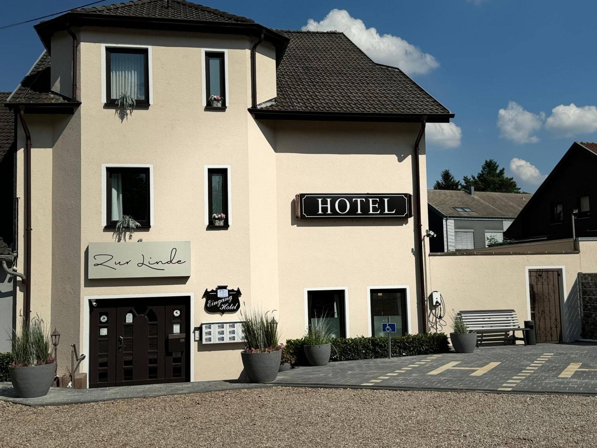 סארלואי Hotel Zur Linde מראה חיצוני תמונה